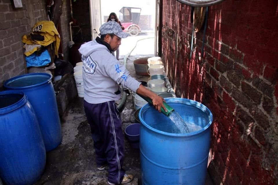 La distribución de pipas comenzó en las colonias y barrios afectados por los trabajos de reparación del acueducto Chalco-Xochimilco.