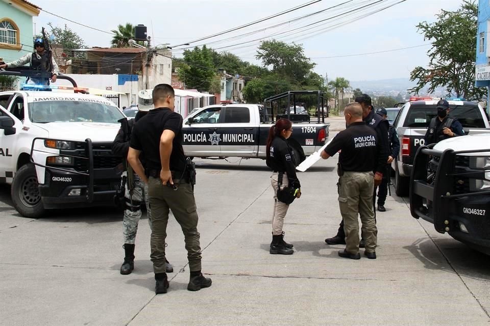 El cadáver de un hombre que presentaba heridas de arma blanca fue localizado hoy en un predio en la Colonia San Pedrito.