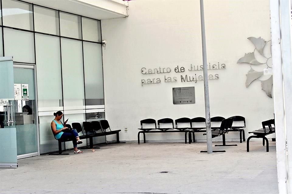 La víctima acude al Centro de Justicia para las Mujeres en busca de apoyo y protección.