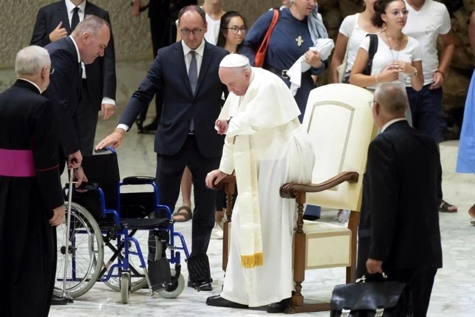 Massimiliano Strappetti, el primero a la derecha del Papa, ayuda a Francisco a pasar a una silla de ruedas  durante su audiencia general del miércoles.
