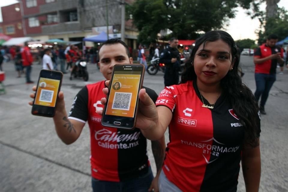 Aficionados muestran su fan ID para entrar al Estadio Jalisco.