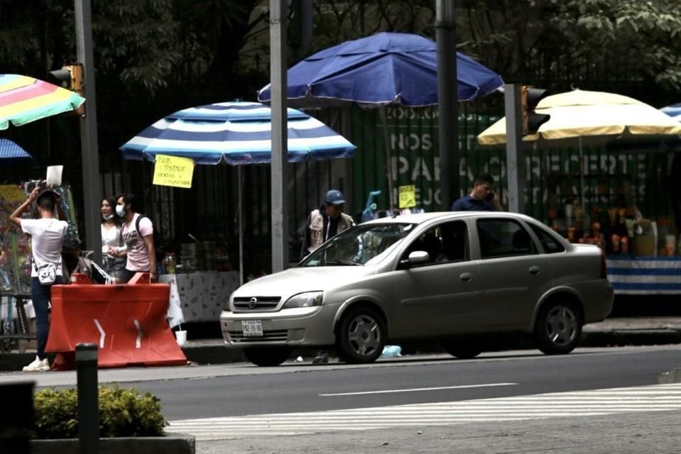 Un grupo de franeleros volvió a habilitar un servicio falso de valet parking para los visitantes que llegan en auto a la Primera Sección del Bosque de Chapultepec.