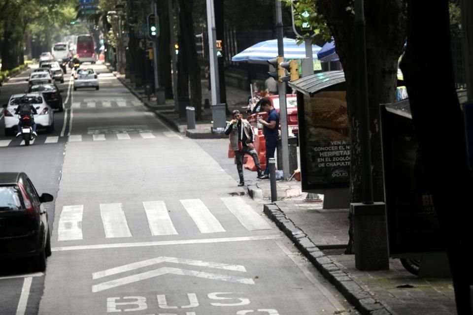 Un grupo de franeleros volvió a habilitar un servicio falso de valet parking para los visitantes que llegan en auto a la Primera Sección del Bosque de Chapultepec.