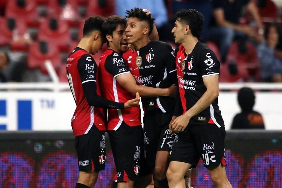 El Atlas se sacudió la mala racha y vino de atrás para vencer con claridad 3-1 a los Gallos Blancos de Querétaro.