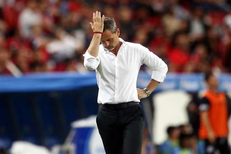 ¿Qué pasa? Diego Cocca se daba de topes ante el mal rendimiento de su equipo.