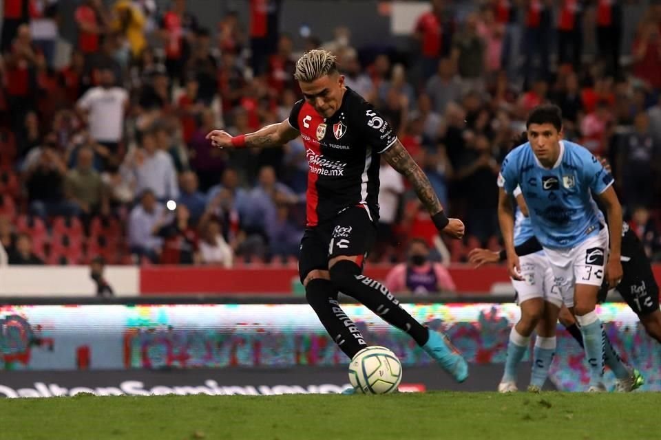 Pero seguramente el estratega habló fuerte en el entretiempo, porque el bicampeón salió enchufado y pronto emparejó los cartones, tras un penal cobrado por Luis Reyes.