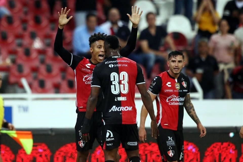 Con el visitante desconcertado y cediendo espacios, Ozziel Herrera aprovechó para darle la vuelta al partido al 67', tras un buen disparo de fuera del área.