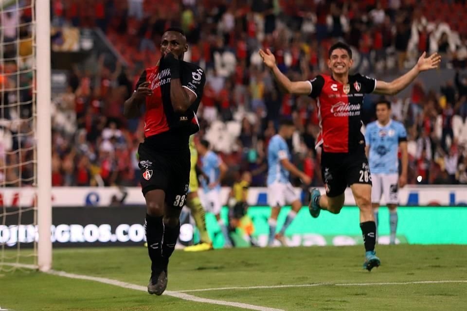 Cifras definitivas... Julián Quiñones, figura rojinegra, anotó el tercero y definitivo gol, tras una gran asistencia de Ocejo.