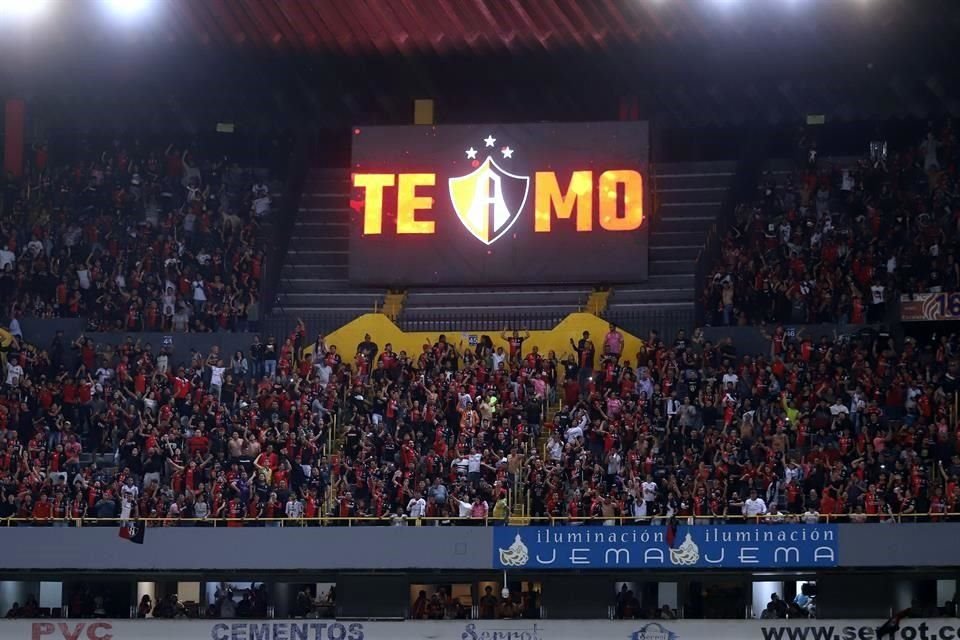 Incondicional... La Fiel no cesó en su apoyo al bicampeón.