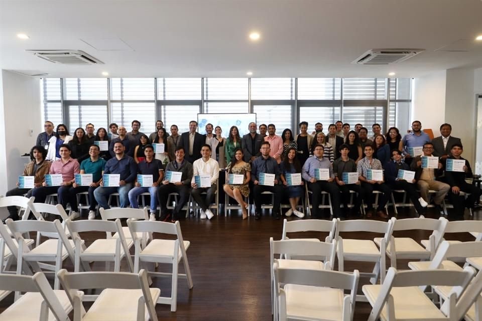 Graduación de estudiantes del Bootcamp en .Net y JavaScript del IJALTI, Improving y el Gobierno de Zapopan.