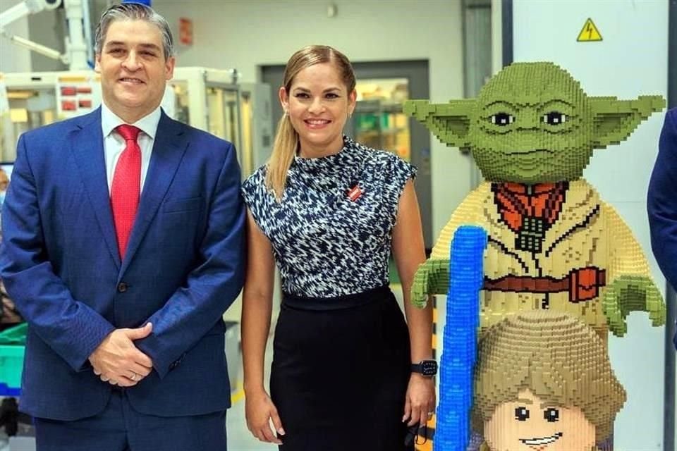 Iván Rivas, Secretario de Economía de Nuevo León y Nancy Sánchez, directora de Lego Operaciones México.