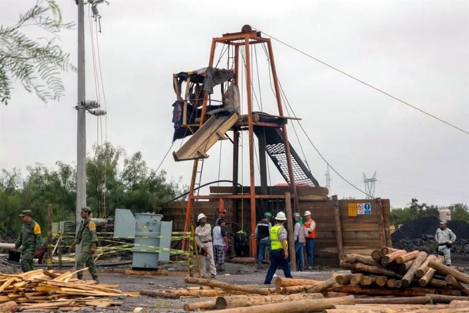 Cientos de voluntarios, brigadistas y militares laboran para rescatar a mineros.