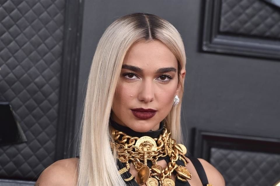 Dua Lipa fue nombrada embajadora Honoraria de Kosovo durante una ceremonia con la Presidenta del País Vjosa Osmani.