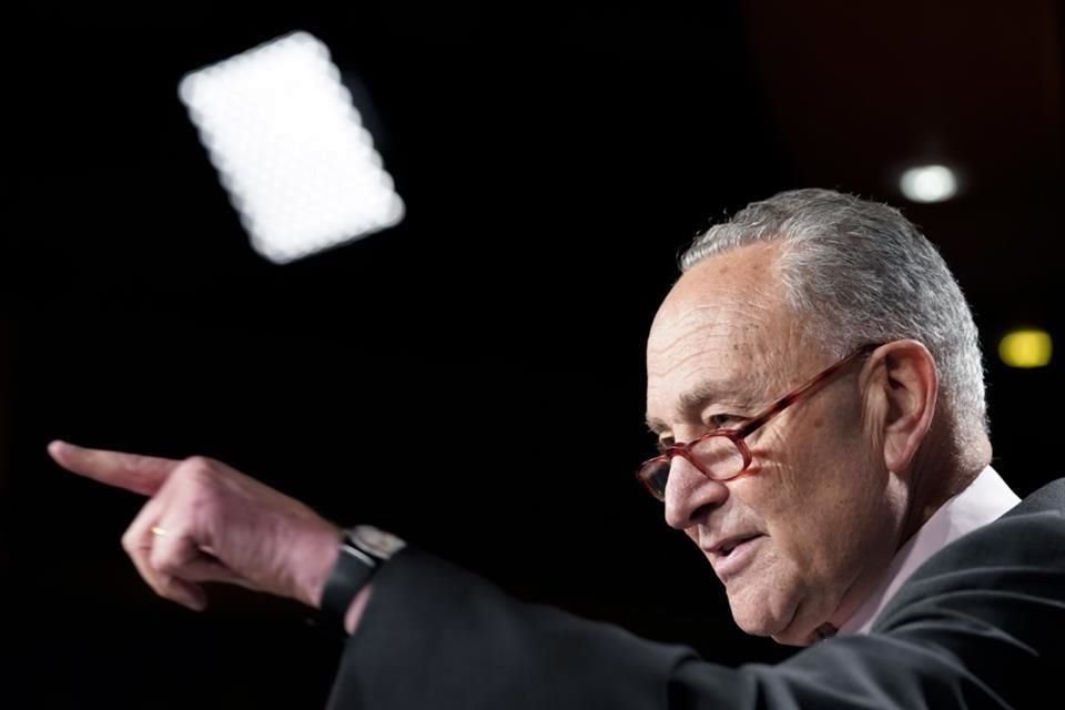 El líder de la mayoría demócrata en el Senado, Chuck Schumer, durante una conferencia de prensa.