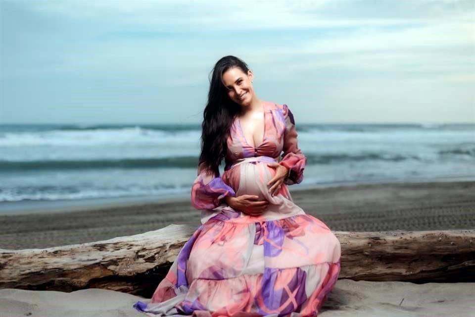 A unas semanas del nacimiento de Ian, el que será su primogénito, los conductores de televisión Gina Holguín y Andrés Vaca externaron su felicidad con una sesión de fotos.
