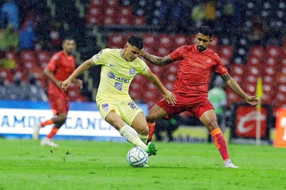 La lluvia se hizo presente durante el partido.