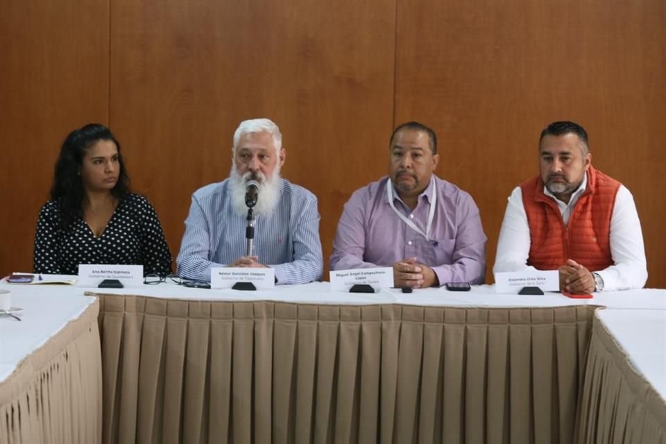 Representantes jurídicos de Guadalajara, Tlajomulco, El Salto y Tonalá durante rueda de prensa.