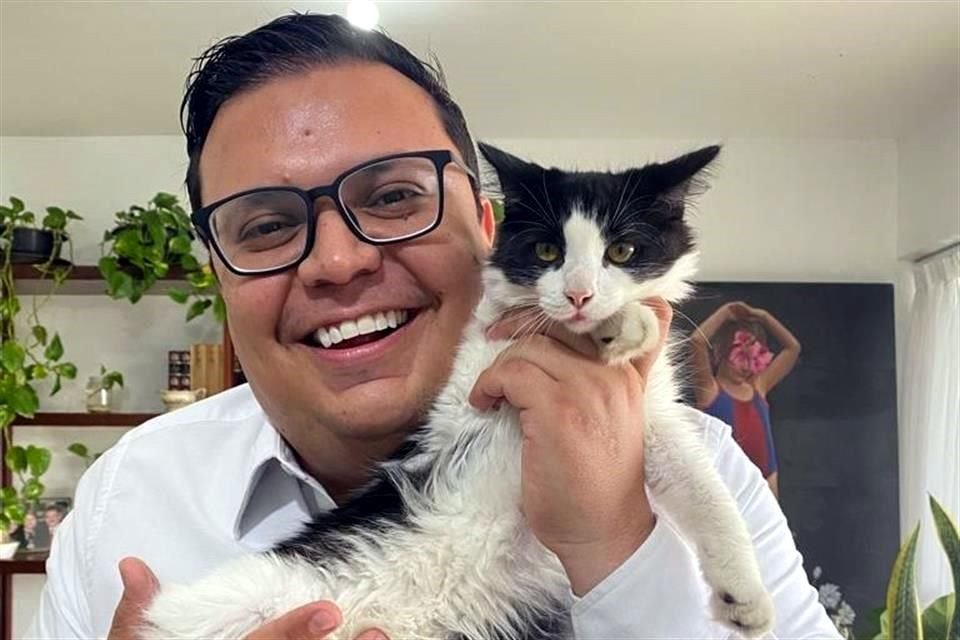 Moisés Catedral, abogado de profesión y también rescatista de gatos en Guadalajara.
