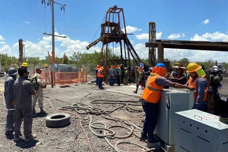 Cerca de las 14:00 horas se detuvo nuevamente el bombeo, pero ahora para las maniobras de los militares.