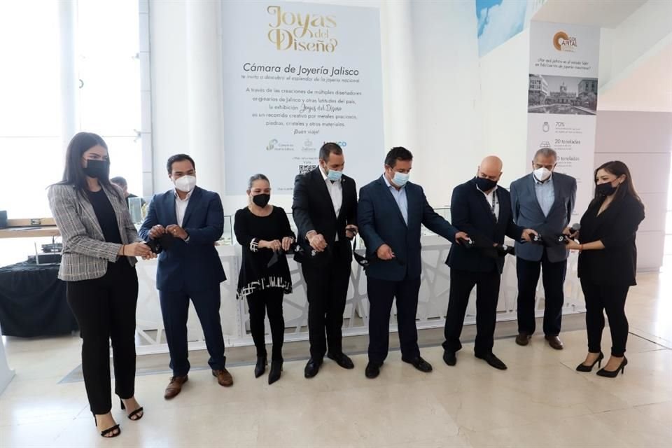 Inauguración de la exhibición Joyas del Diseño en el aeropuerto internacional de Guadalajara, realizada por la cámara de joyería.