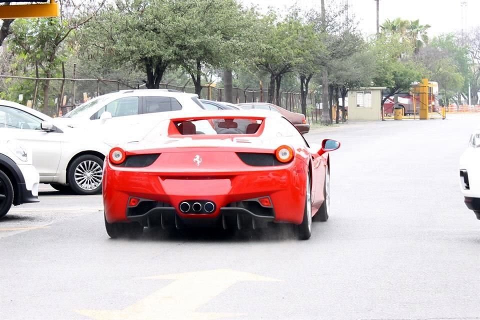Al irse del lugar, el estratega le pisó a fondo a su Ferrari.