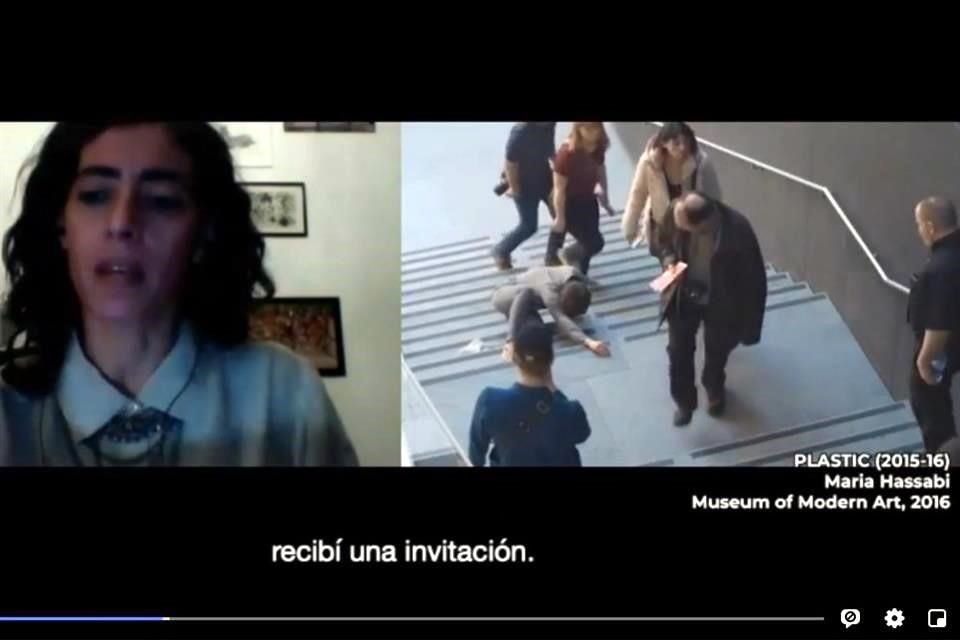 Durante la charla, Sells charló a distancia con Hassabi y Monaghan sobre la presencia del arte escénico en los museos y galerías.