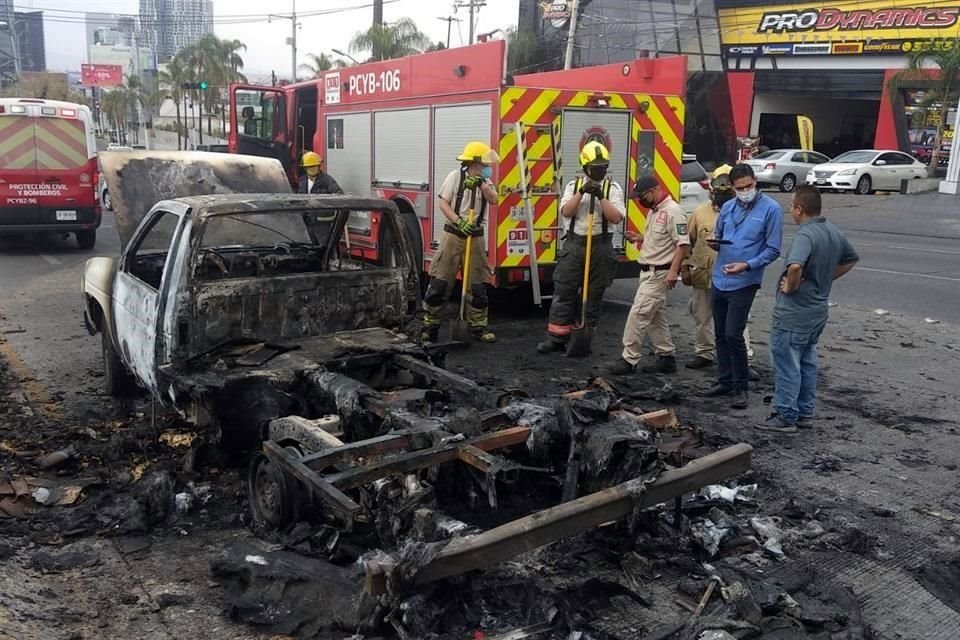 Debido a una falla mecánica, una camioneta pick up que repartía botanas se incendió en la Colonia Santa Isabel, en Zapopan.