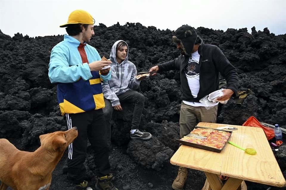 David García sirve pizza a visitantes en el Volcán Pacaya, en Guatemala.