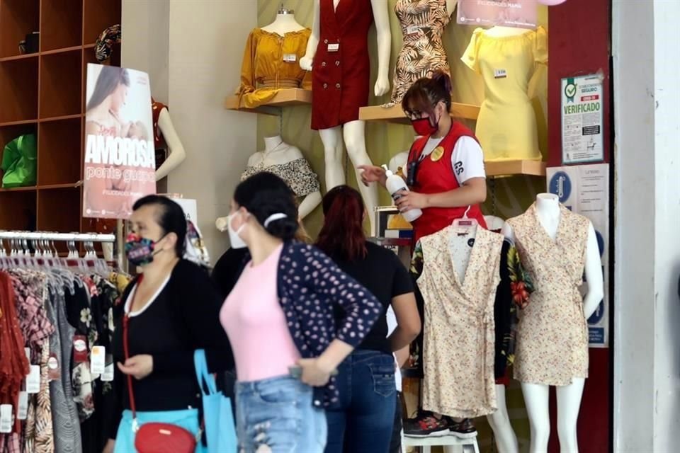 Durante julio, siete de nueve ramas que componen las ventas minoristas retrocedieron.