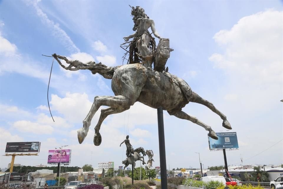 El artista Sergio Garval alerta sobre posibles desprendimientos de la escultura  'Las Tres Gracias' ubicada en Lázaro Cárdenas.