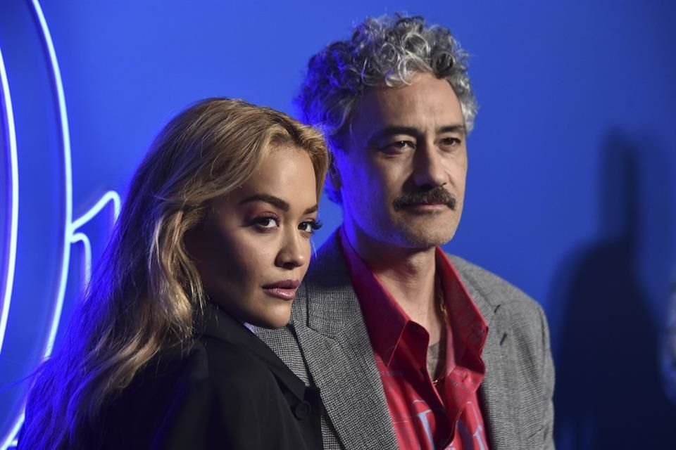 El cineasta Taika Waititi y la cantante Rita Ora contrajeron matrimonio en una ceremonia íntima en Londres, según fuentes cercanas.