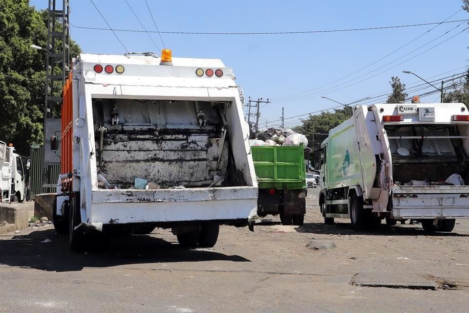 Camiones recolectores de basura.