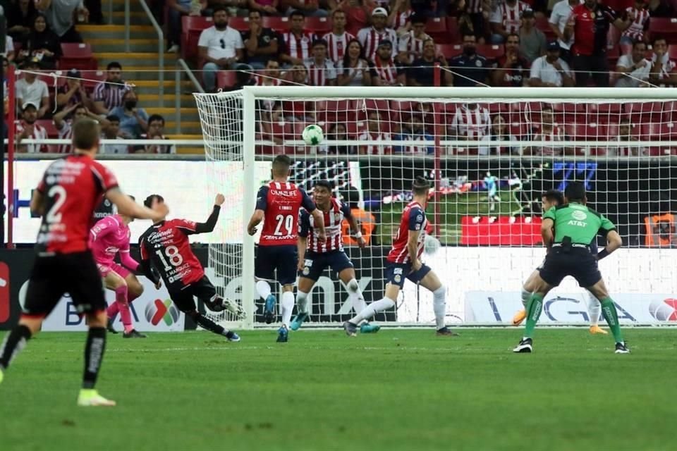 Un doblete de Jeremy Márquez cortó la racha triunfal de las Chivas.