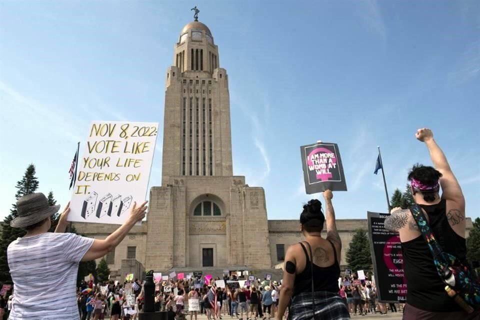 Una mujer de Nebraska fue acusada a principios de junio de ayudar a su hija adolescente a interrumpir su embarazo aproximadamente 24 semanas.