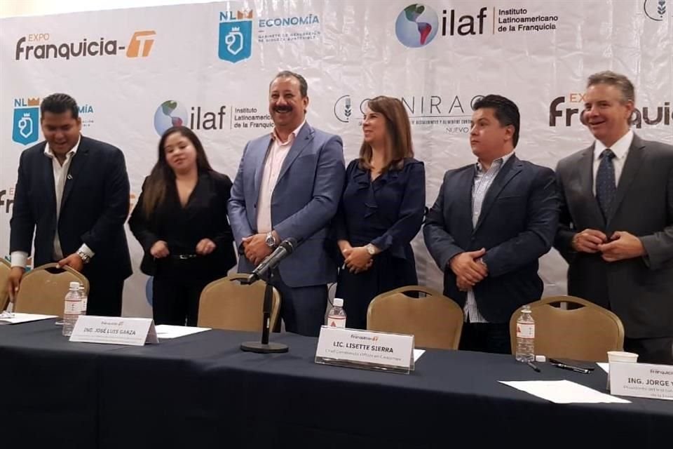 Daniel García, de Canirac NL; Lizeth Melchor, de Expo Franquicia-T; José Luis Garza, del Gobierno de NL; Lisette Sierra, de Cintermex, y Jorge Valencia y Óscar Escalante, del sector franquicias.
