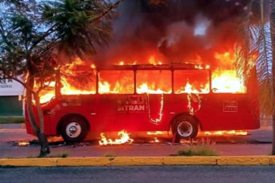 Tras un enfrentamiento en Ixtlahuacán del Río, presuntos criminales incendiaron vehículos en Zapopan, para bloquear el paso de autoridades.