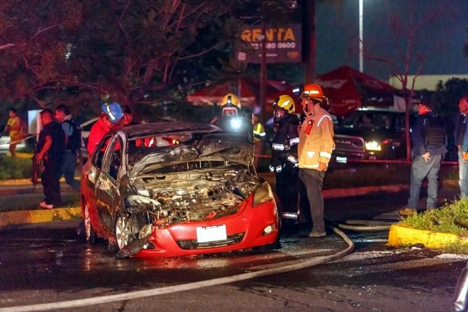 Bomberos acudieron a Bosques de San Isidro para combatir las llamas en vehículos.