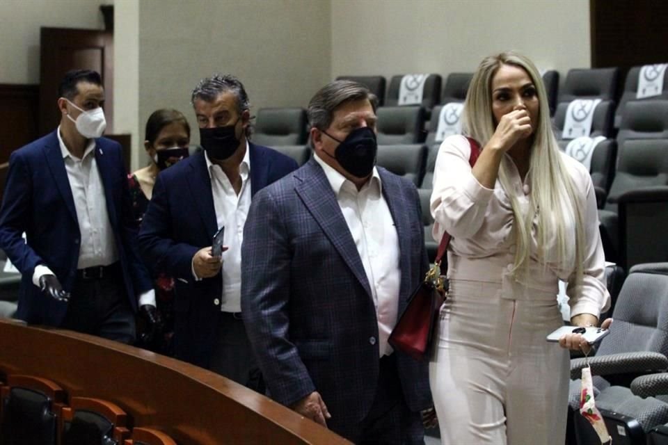 El director técnico Miguel Herrera y la presentadora de televisión Elizabeth Castro son algunas de las personalidades reconocidas que integran la asociación.