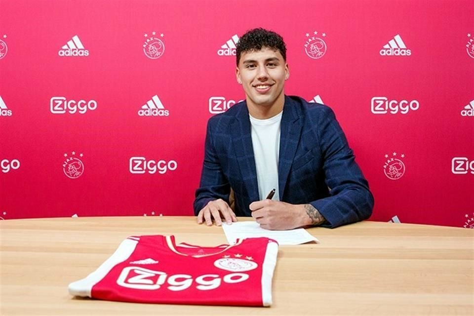 El lateral firmó un contrato de 4 años con el Ajax.