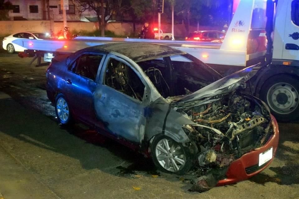 También prendieron fuego a vehículos particulares, un camión refresquero y una tienda de autoservicio.