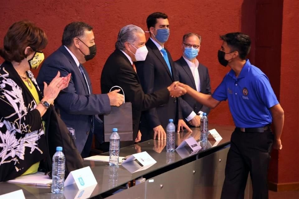 El presidente de Selíder, Javier Prieto, saluda a un becado. Lo acompañan el Rector de la UANL, Santos Guzmán; Juan Pablo Murra, Rector de Profesional y Posgrado del Tec, y Mario Páez, Rector de UDEM.