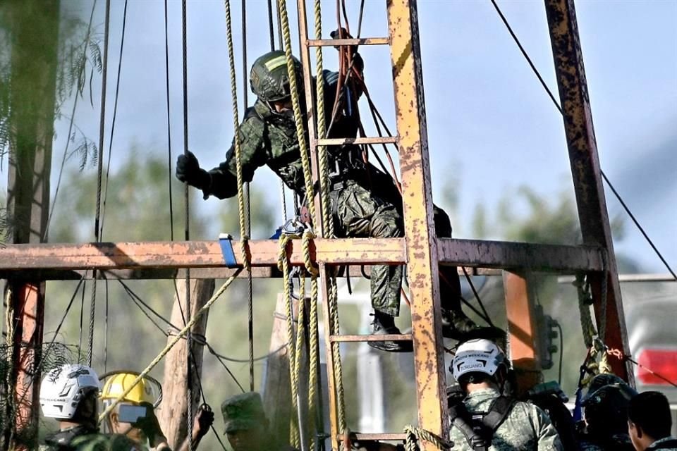 Buzos militares intentarán hoy de nuevo entrar a la mina donde permanecen atrapados 10 trabajadores.