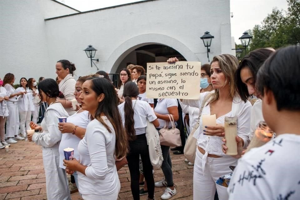 Con velas y vestidas de blanco decenas de mamás hicieron un plantón está noche  fuera de Casa Jalisco.
