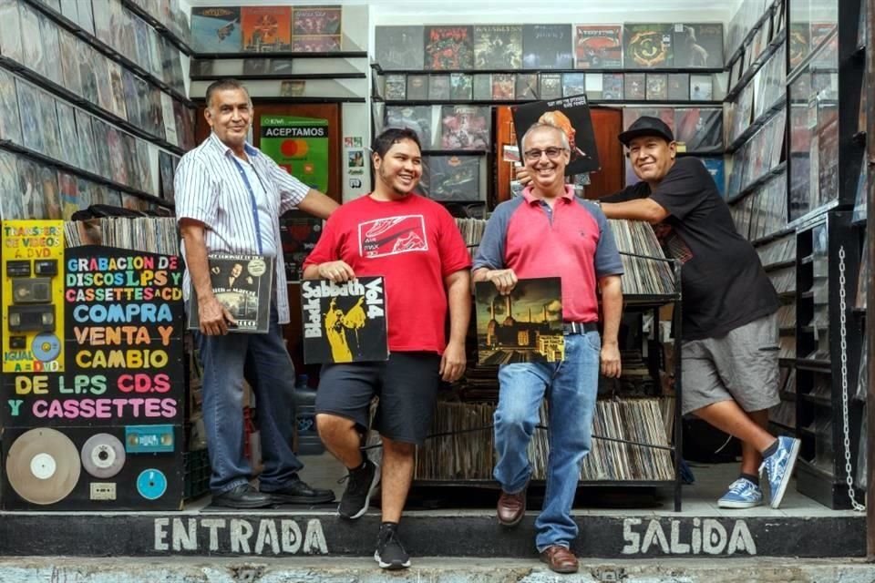 Blas, de 64 años; 'Robert', de 37; Ramiro, de 54, y 'Memo', de 52, han vendido vinilos desde hace años.
