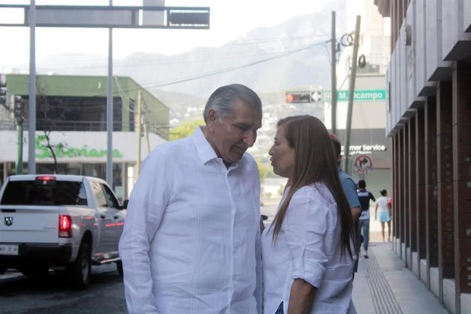 El Secretario de Gobernación, Adán Augusto López, y la delegada de la Secretaría de Bienestar, Judith Díaz, arribaron al hotel donde se encuentra el Presidente.