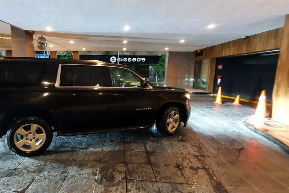 Sin embargo, aún se mantiene un operativo de seguridad de tres camionetas negras blindadas junto con escoltas en la entrada del hotel de la calle Hidalgo.