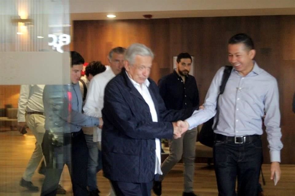El Presidente se retiró a las 10:11 horas del hotel junto con el Gobernador Samuel García para dirigirse a la Presa El Cuchillo, en China, donde tendrá una reunión privada con autoridades.