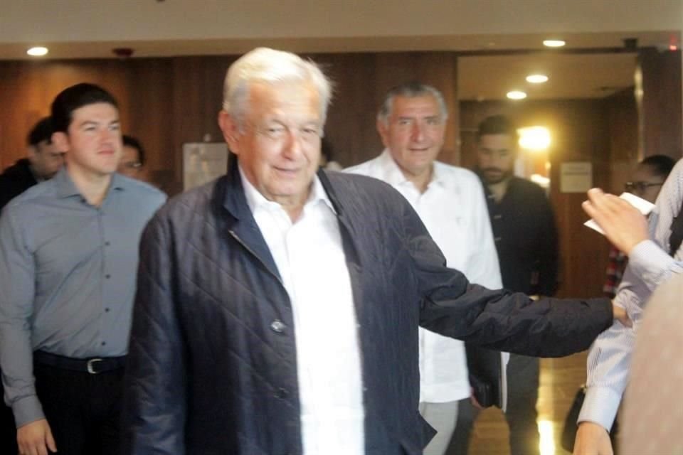 El Presidente se retiró a las 10:11 horas del hotel junto con el Gobernador Samuel García para dirigirse a la Presa El Cuchillo, en China, donde tendrá una reunión privada con autoridades.