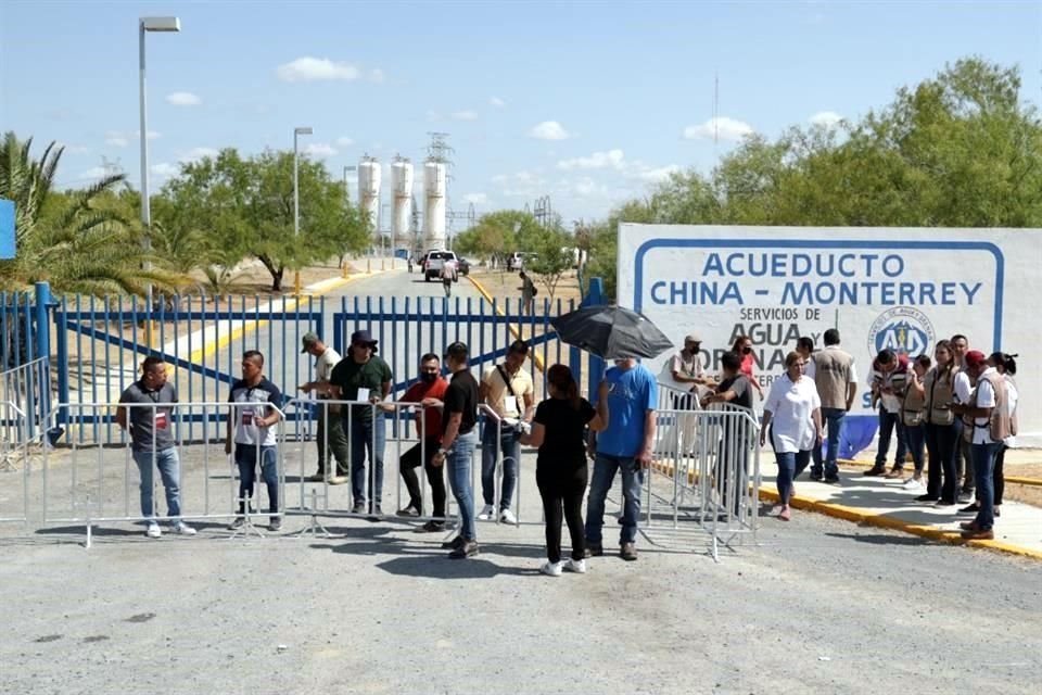 Ahí, en una reunión privada, escuchó parte del proyecto de construcción del nuevo acueducto de bombeo emergente para el área metropolitana.