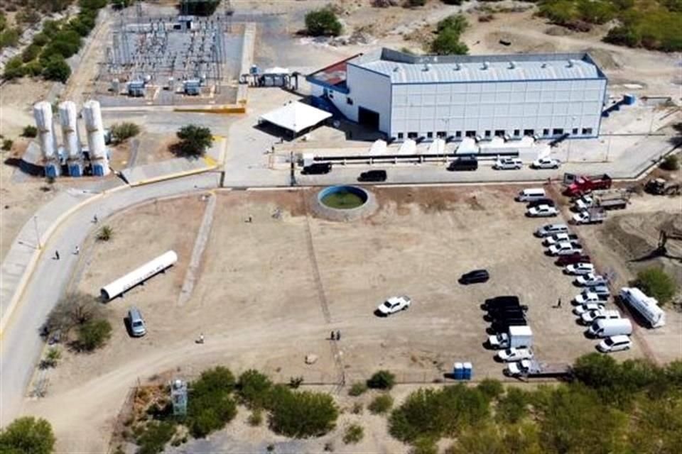 Acompañado de funcionarios federales y del Gobernador Samuel García ingresó poco después de las 11:00 horas.